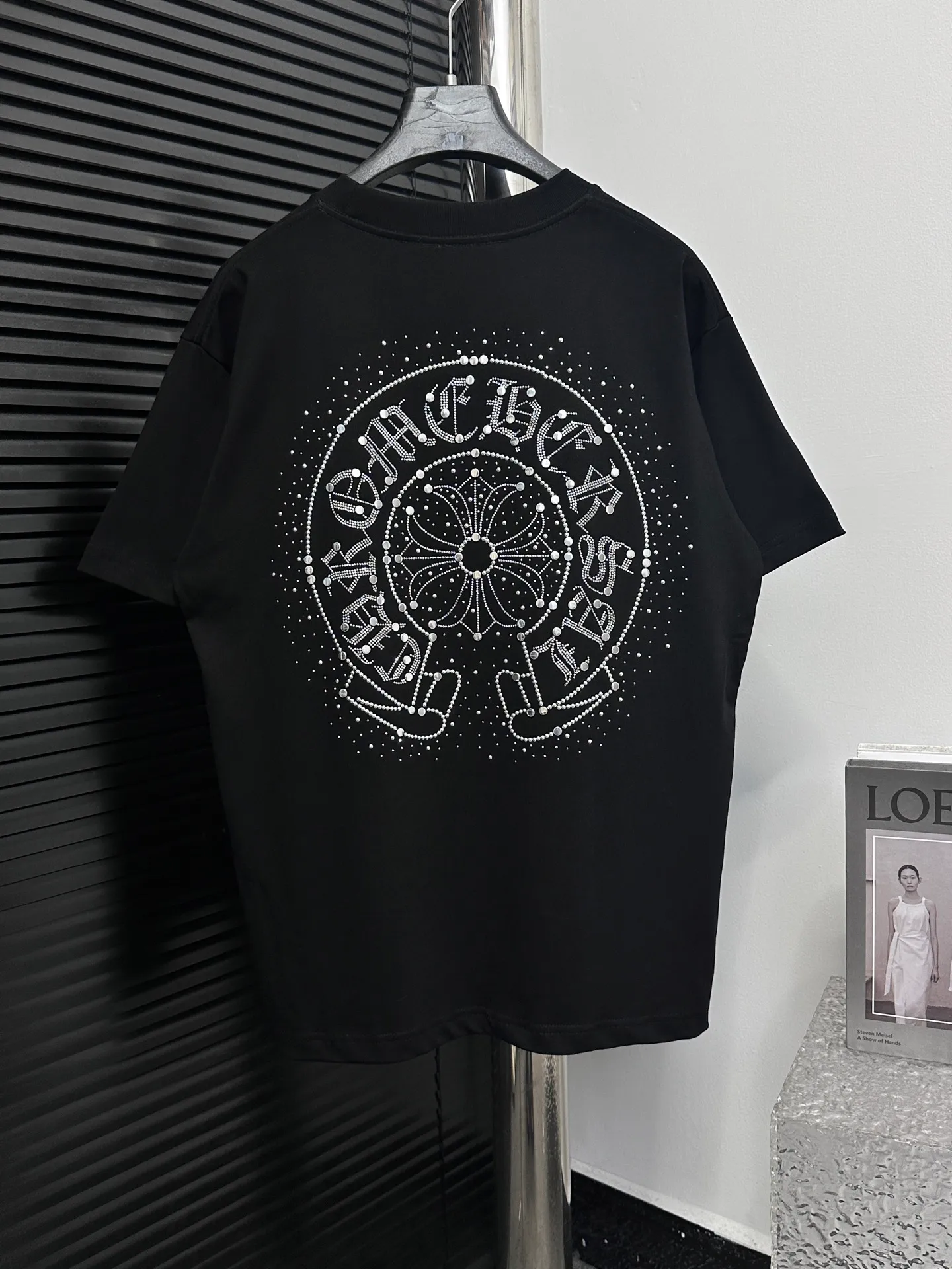 🅿️190 [ChromeHearts] ChromeHearts 25ss round neck T-shirt Original fabric Official same style Short-sleeved T-shirt Customized 260g same vat dyed fabric Very comfortable to the touch Latest brick cabinet synchronization for spring and summer Fashionable and personalized Super versatile and good-looking Very suitable for both men and women A must-have item Tag Collar label Washed wheat Complete with three standards Color: Black White Size: XS-L